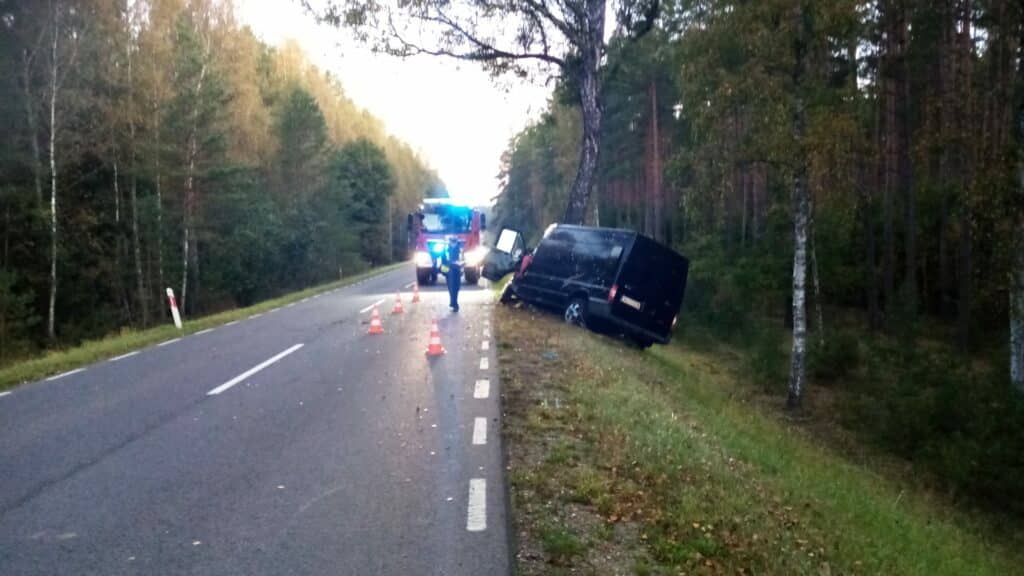 19-letni kierowca Forda wjechał czołowo w drzewo wypadek Wiadomości, Olsztyn