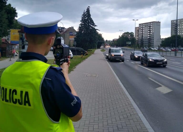 Jechał aleją Warszawską prawie 120 na godzinę. Stracił prawo jazdy