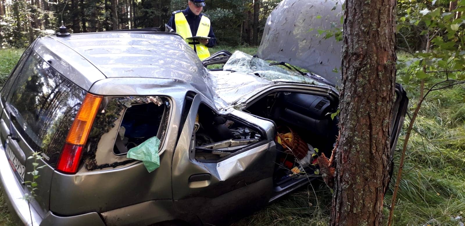 69-letni kierowca uderzył w przydrożne drzewo. Wraz z pasażerką trafił do szpitala zdarzenie drogowe Wiadomości, Szczytno