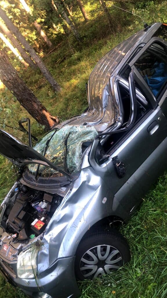 69-letni kierowca uderzył w przydrożne drzewo. Wraz z pasażerką trafił do szpitala zdarzenie drogowe Wiadomości, Szczytno