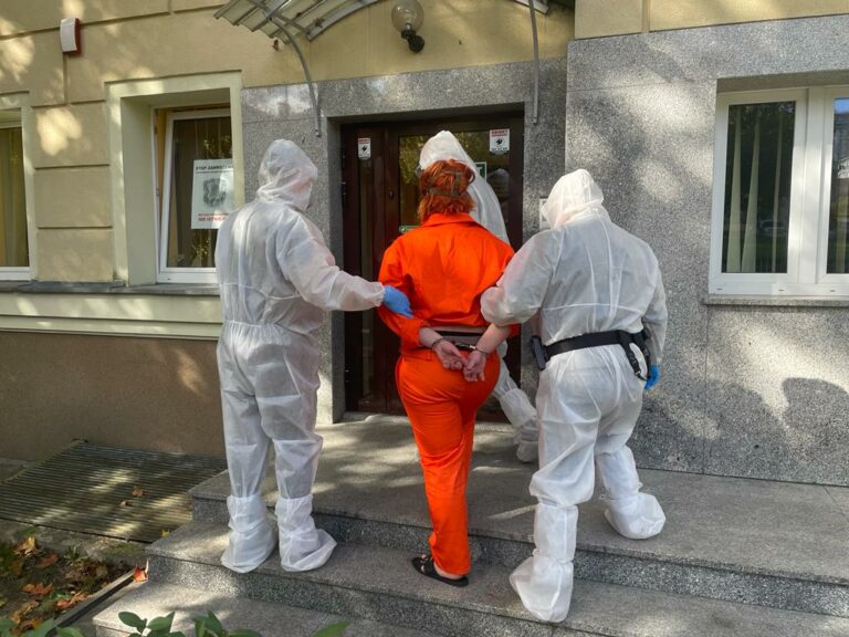 Moniki P. musiała zostać dziś odizolowana. Kilka razy wbiła nóż Mariuszowi P.