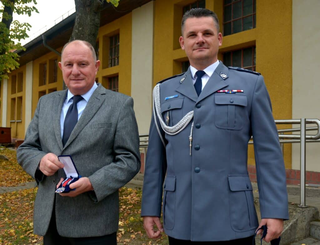 Wójt Gminy Szczytno został odznaczony Srebrnym Medalem za zasługi dla policji Na sygnale Wiadomości, Olsztyn, Szczytno