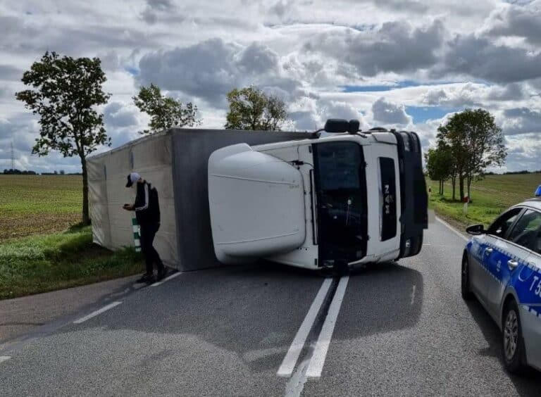 Silny wiatr wywrócił tira, utrudnienia na drodze Kętrzyn-Mrągowo