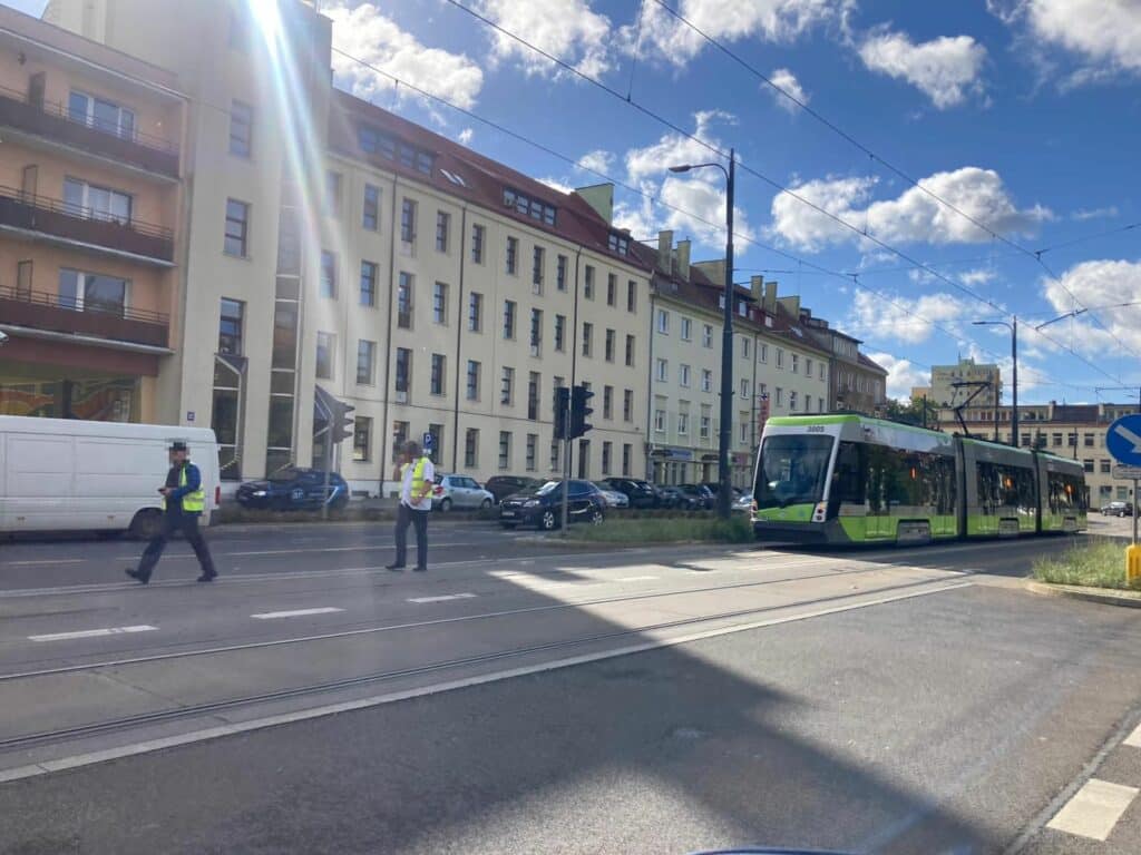 64-latek nieprawidłowo skręcał w centrum miasta. Wjechał pod tramwaj tramwaje Wiadomości, Olsztyn