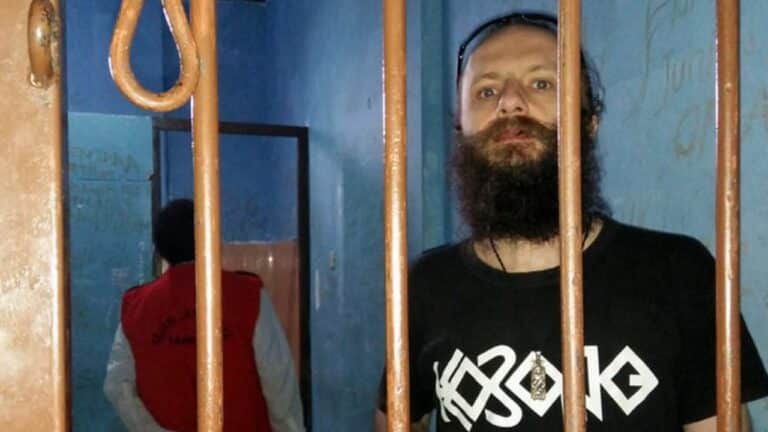 „Niewłaściwe miejsce, nieodpowiedni czas”. Polak z Olsztyna od trzech lat więziony w Indonezji