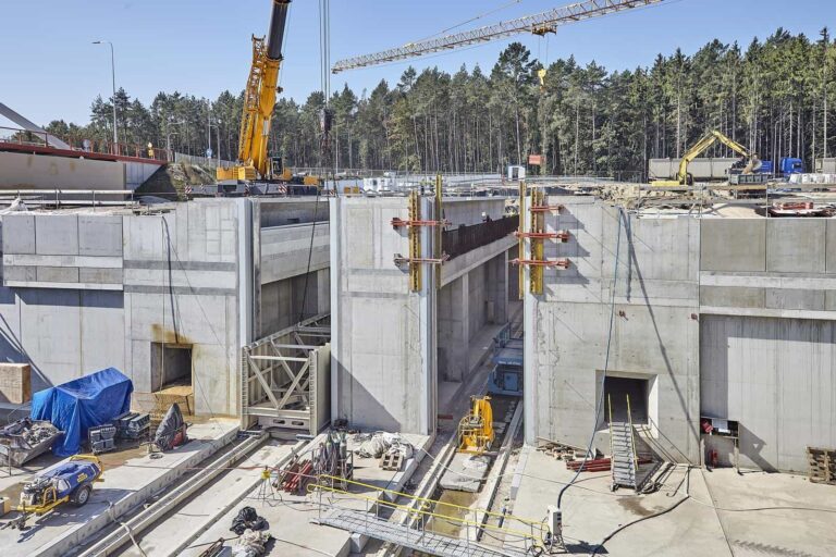 Na budowie przekopu przez Mierzeję Wiślaną trwa montaż bramy śluzy