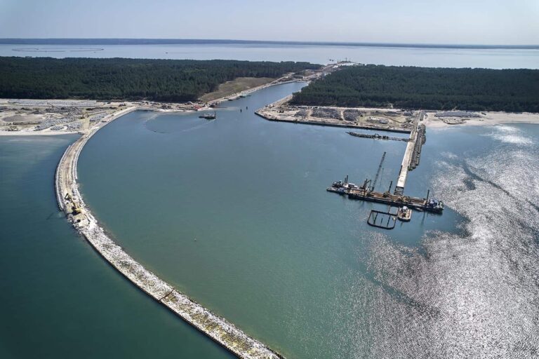 Statki handlowe nadal rzadkością na przekopie Mierzei Wiślanej. Co stoi na przeszkodzie?