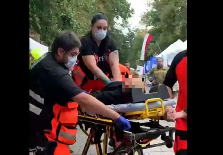 Huk wystrzału przerwał konferencję w „białym miasteczku”. Policja: mężczyzna nie żyje