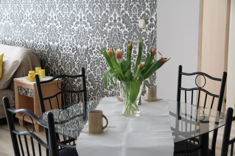 Tapeta ścienna – jaki materiał wybrać?