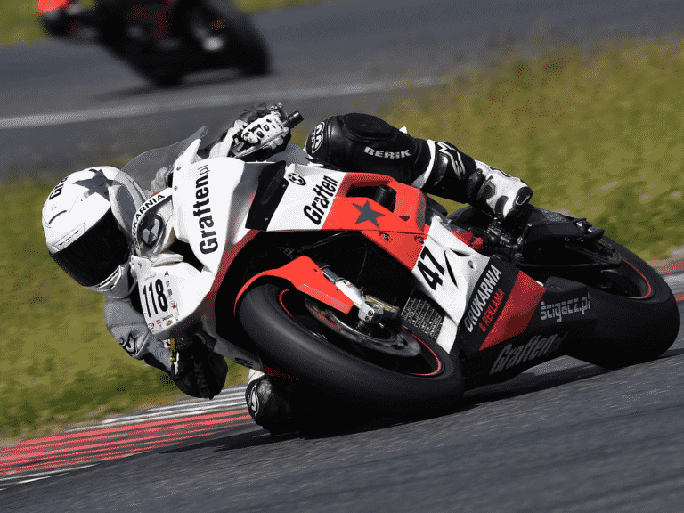 Olsztyński zawodnik wicemistrzem najbardziej prestiżowej klasy wyścig&oacute;w motocyklowych