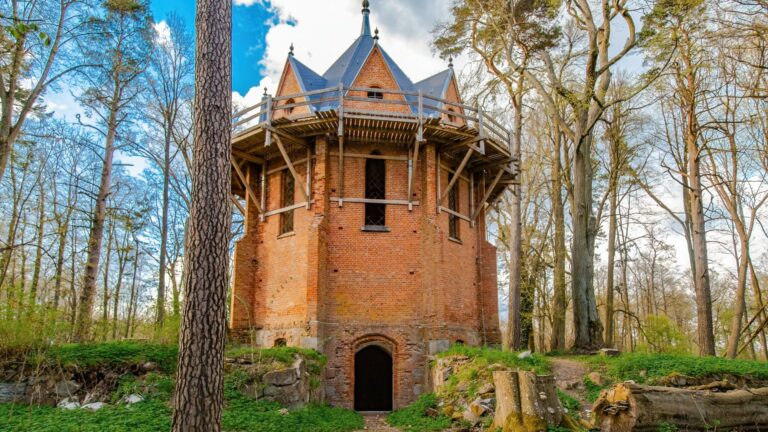 Kaplica grobowa Lehndorffów uratowana – po latach zakończono jej remont