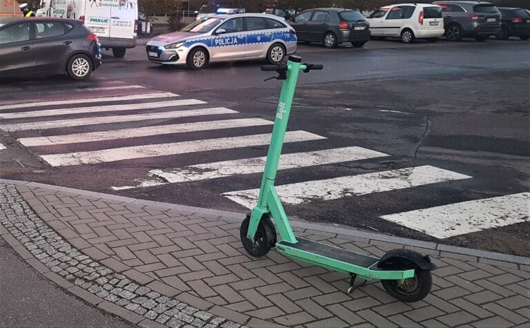 Polski Związek Niewidomych zainterweniował w sprawie hulajn&oacute;g. Operatorzy będą musieli kontrolować spos&oacute;b ich parkowania