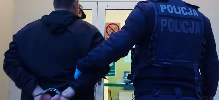 Rzucił kawałkiem drewna w auto byłej dziewczyny