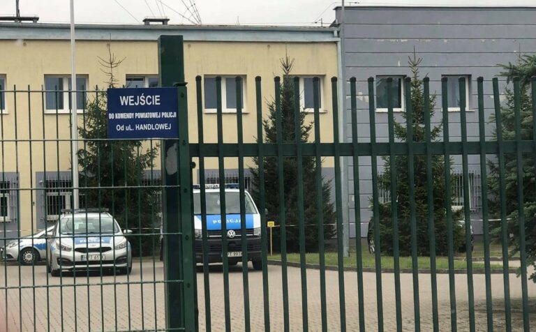 Wali się budynek okrzyknięty komendą XXI wieku