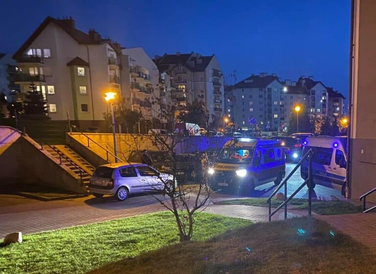 Awantura pod blokiem. Kobieta kł&oacute;cąc się z partnerem doznała urazu ręki