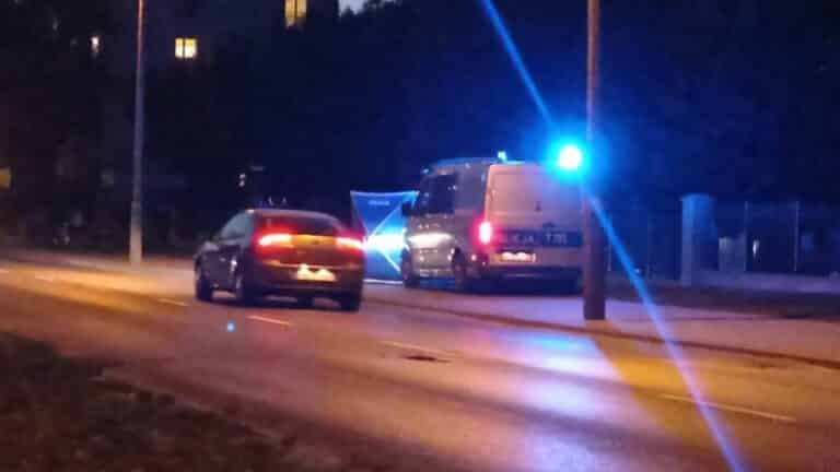Dramatyczne sceny na Zatorzu. BMW &bdquo;na latarni&rdquo;. Martwy mężczyzna na chodniku