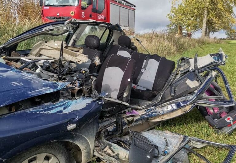 Zderzenie samochodu osobowego z koparką