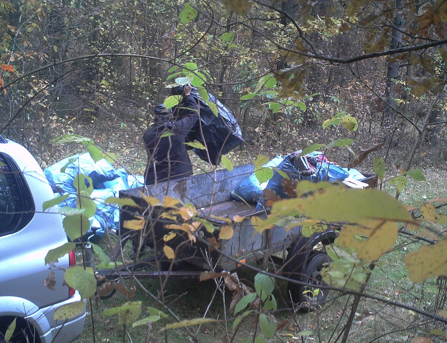 Leśny śmieciarz złapany! Pomogła fotopułapka las Olsztyn, Wiadomości