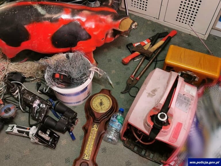 Długa lista zarzut&oacute;w dla kobiety i dw&oacute;ch mężczyzn