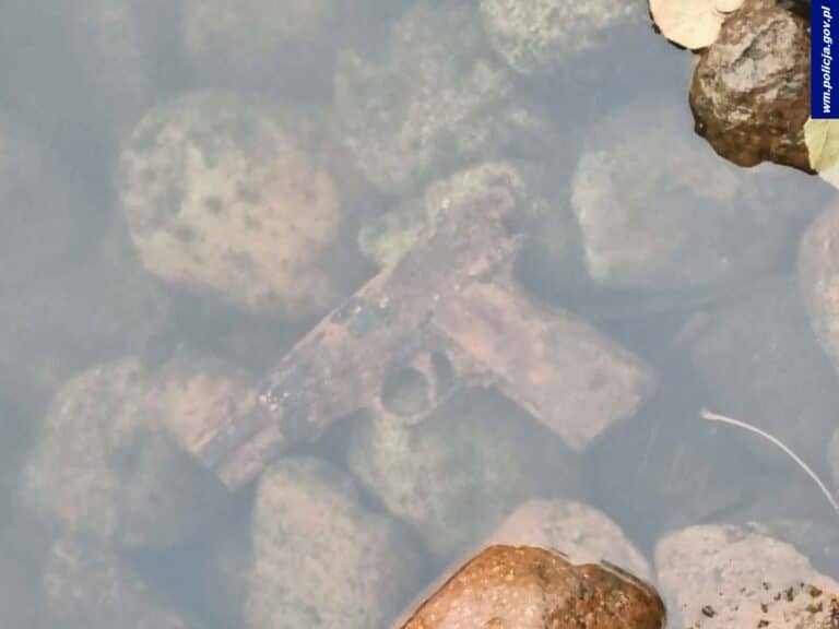 Znalazł w rzece pistolet