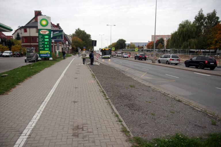 Zmiany w organizacji ruchu na ul. Wyszyńskiego w okolicy stacji paliw BP