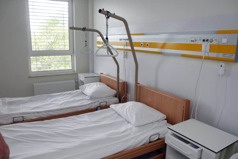 W szpitalu dziecięcym zajęte są niemal wszystkie łóżka, wstrzymano odwiedziny