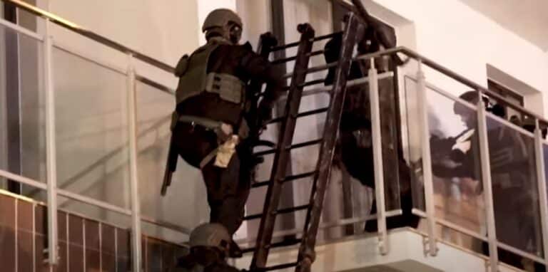 Kontrterroryści zatrzymują podejrzanych o napady na jubilerów