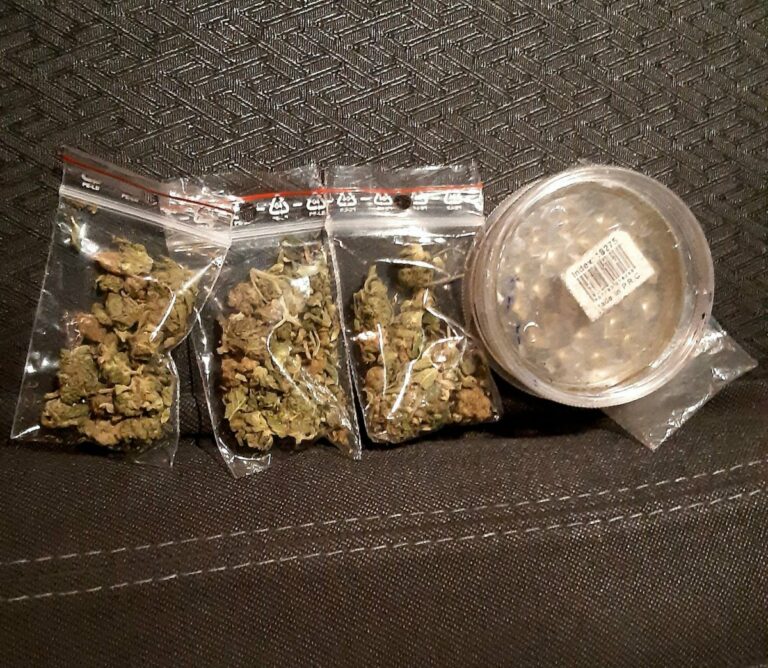 Mieli trzy worki narkotyków i plastikowe urządzenie do porcjowania