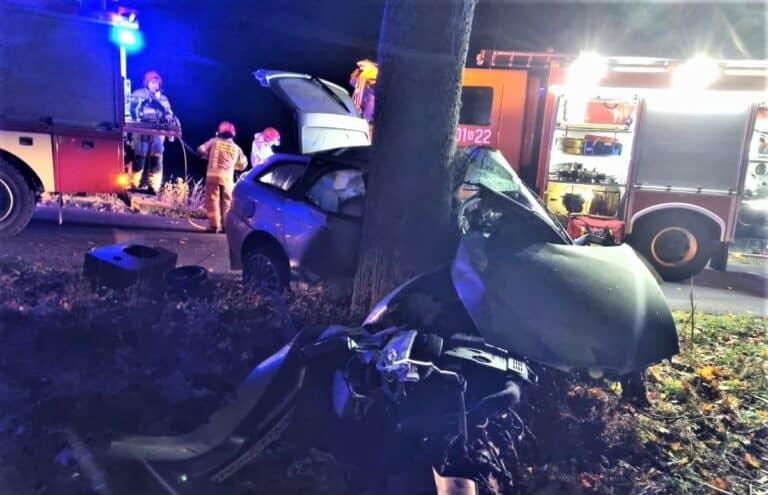 Tragiczny wypadek. Auto uderzyło w drzewo