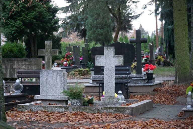 Na cmentarzu przy ul. Poprzecznej ludzi sporo, ale w maseczkach – nieliczni