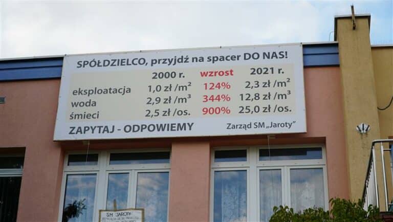 Zarząd zawiesił banery na budynku sp&oacute;łdzielni za pieniądze sp&oacute;łdzielc&oacute;w