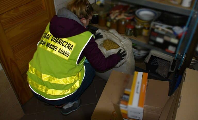 Winę za nielegalną fabrykę pr&oacute;bowali zrzucić na bezdomnego