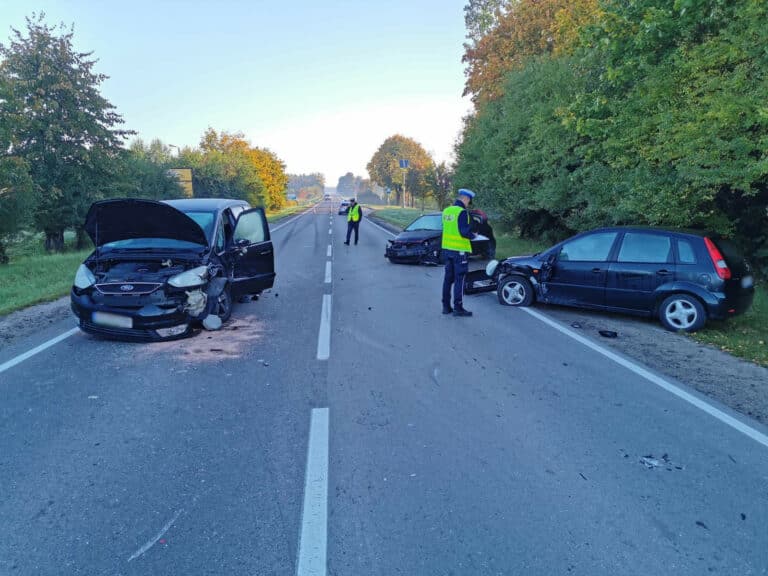 Zablokowana droga pod Olsztynem. Zderzenie czterech aut
