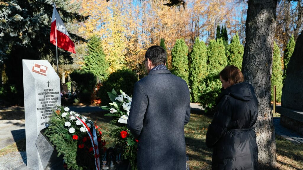 Premier Morawiecki po przyjechaniu do Olsztyna udał się od razu na cmentarz cmentarz Wiadomości, Olsztyn