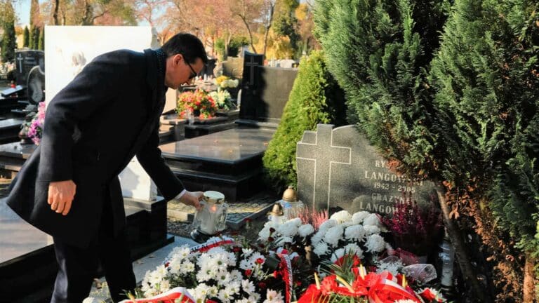 Premier Morawiecki po przyjechaniu do Olsztyna udał się od razu na cmentarz