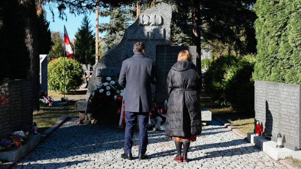 Premier Morawiecki po przyjechaniu do Olsztyna udał się od razu na cmentarz cmentarz Wiadomości, Olsztyn