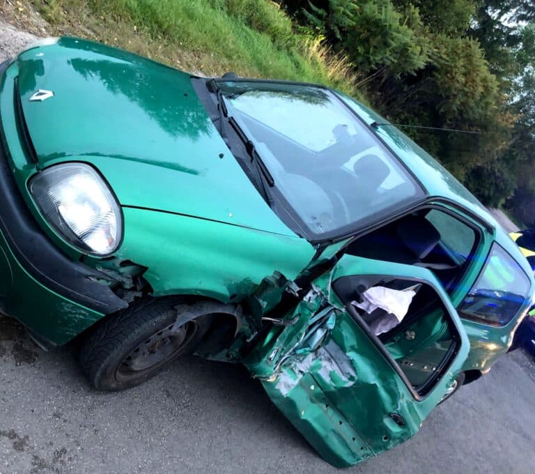 Dwa auta zderzyły się czołowo. Sprawca dostał mandat