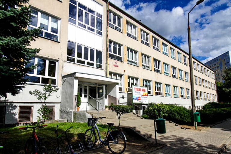 Olsztyn. Wiatr uszkodził dach szkoły podstawowej