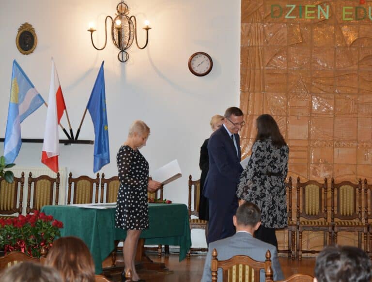Nauczyciele wyr&oacute;żnieni na ich święto