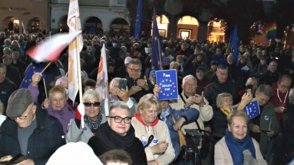 Protest przeciwko wyjściu Polski z Unii Europejskiej. Aleksander Kwaśniewski w Olsztynie polityka Wiadomości, Olsztyn