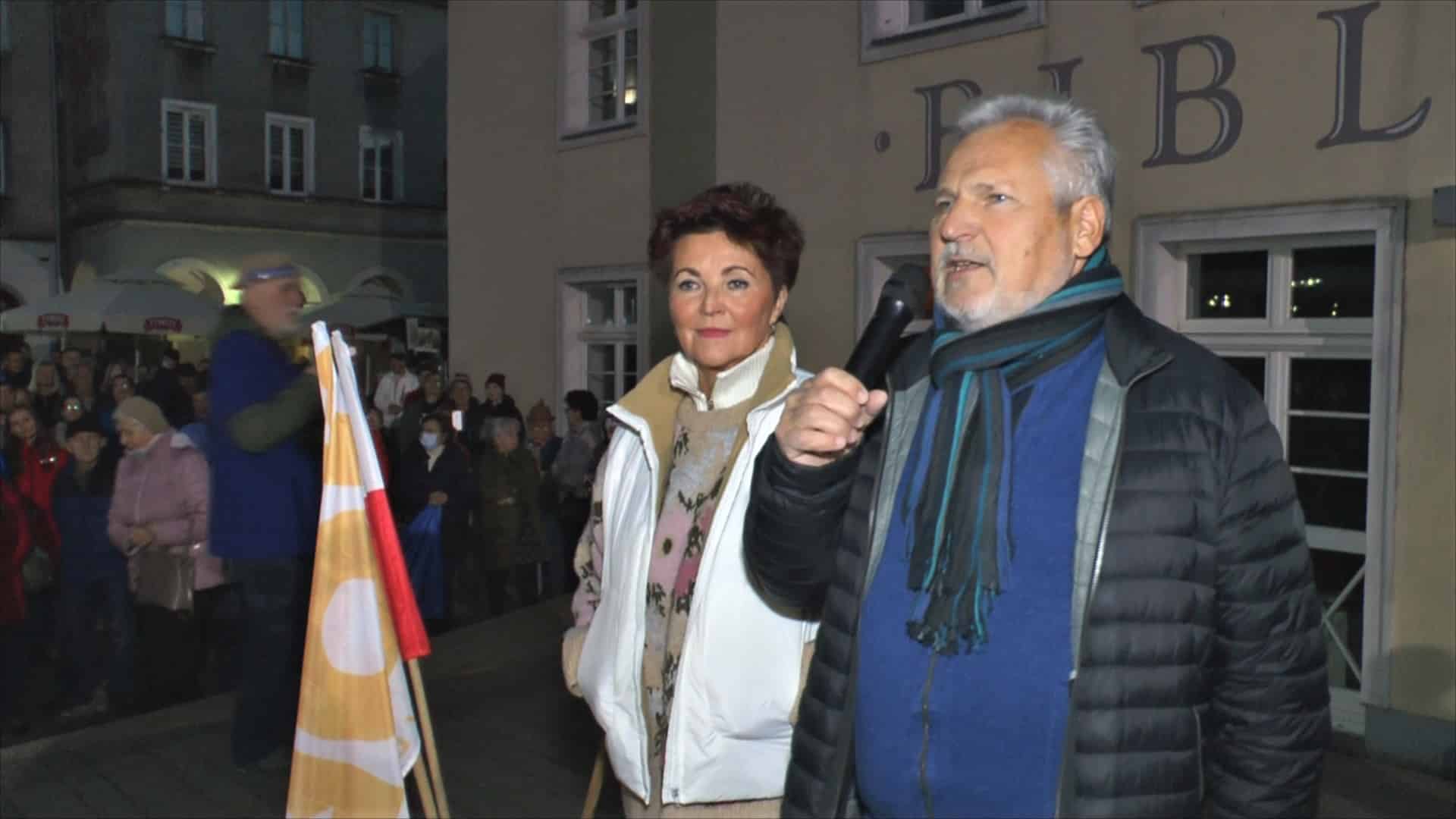 Protest przeciwko wyjściu Polski z Unii Europejskiej. Aleksander Kwaśniewski w Olsztynie polityka Olsztyn, Wiadomości