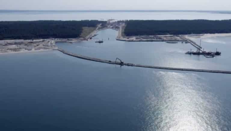 Testy drugiego mostu na budowie kanału przez Mierzeję