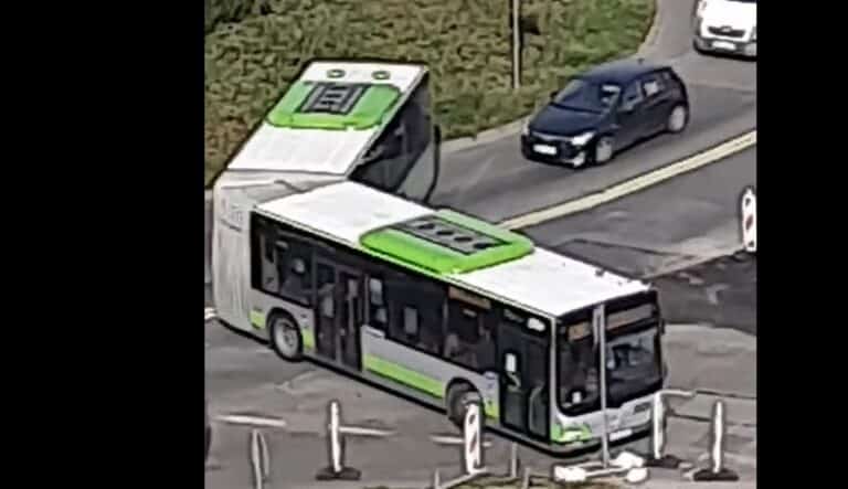 Utrudnienia tramwajowe. Autobus miejski nie dał rady