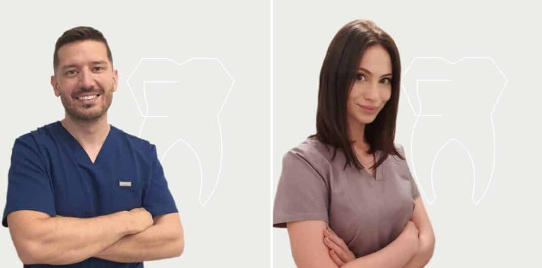 Lekarze stomatologii mikroskopowej w profesjonalnych strojach.