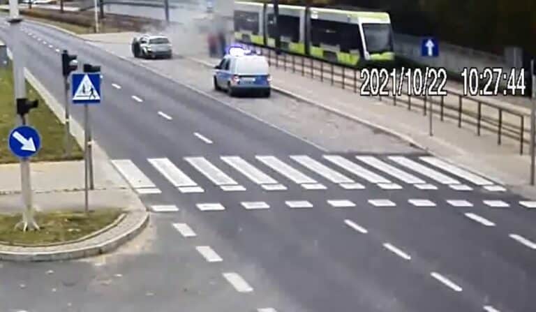 Pędziła płonącym autem po al. Sikorskiego. Nagranie z ITS