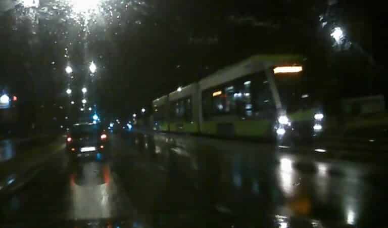 Źle skręcił autem. Torowiskiem pędził na czołowe zderzenie z tramwajem