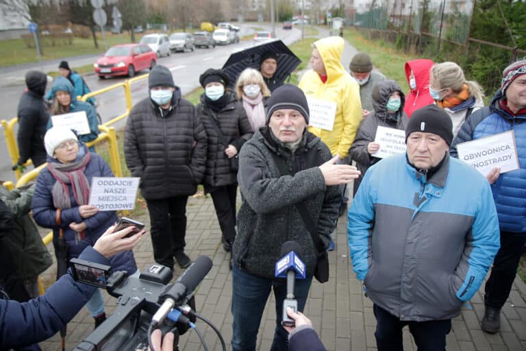 Mieszkańcy osiedla protestują przeciw likwidacji ogólnodostępnych miejsc postojowych