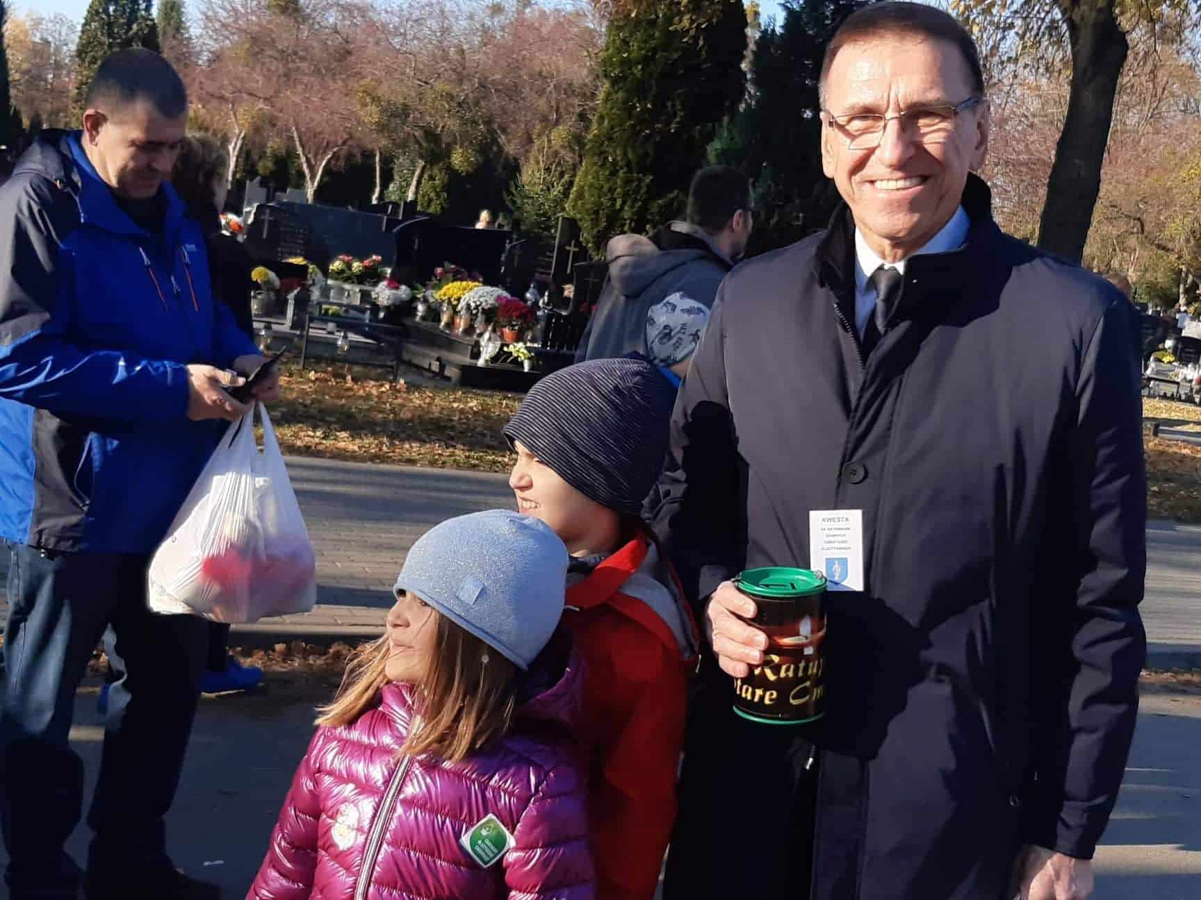 Podczas kwesty na cmentarzach zebrano ponad 12,5 tys. zł cmentarz Olsztyn, Wiadomości, zPAP