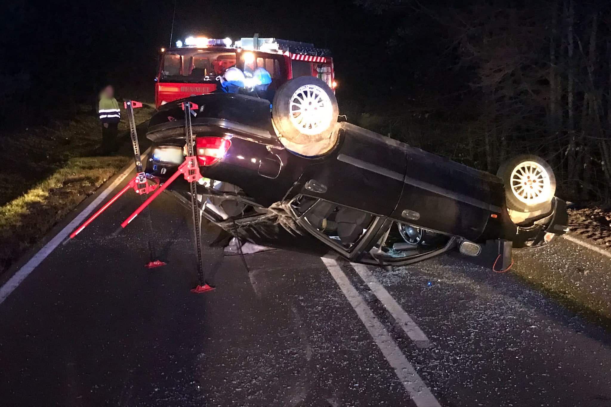 Kierowca chciał ominąć dziki na drodze, samochód dachował wypadek Szczytno, Wiadomości, zPAP