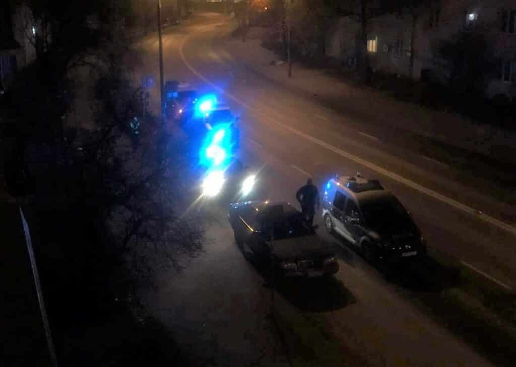 Kompletnie pijany 27-latek wbił się autem w budynek na ul. Limanowskiego wypadek Olsztyn, Wiadomości